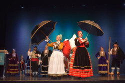Cinco escuelas culturales dan una clase de historia de Cantabria en el Teatro Vimenor