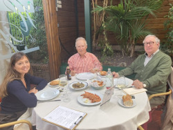 Comer en el Hip&oacute;dromo de Suso a la entrada del  Faro.
