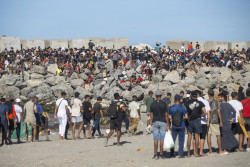 Cuerpo, otro paracaidista que viaja a Ceuta a hacerse fotos y S&aacute;nchez sigue en la hamaca en Lanzarote blindado