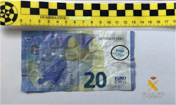 Dos investigados por pagar en un bar de Sar&oacute;n con un billete de atrezzo