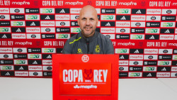 El entrenador del Racing, intervenido de urgencia de una complicaci&oacute;n vascular tras una operaci&oacute;n quir&uacute;rgica