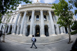 El Ibex 35 mantiene los 19.300 puntos tras abrir en tablas, con el crudo moderando su alza a 76 d&oacute;lares