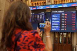 El Ibex 35 sube un 0,4% en la apertura , con el petr&oacute;leo subiendo a 106 d&oacute;lares
