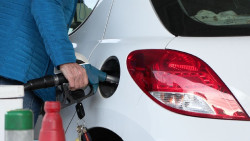 El precio de los carburantes pone fin a sus ca&iacute;das tras decaer la rebaja del IVA y se dispara hasta un 5,6%