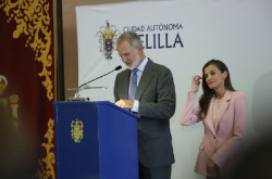 Felipe VI subraya que Melilla "es Espa&ntilde;a" y que junto a Ceuta "merecen sentir m&aacute;s a menudo" la cercan&iacute;a de los espa&ntilde;oles