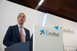 Fitch eleva el rating de CaixaBank y mantiene los de Banco Santander, BBVA y Sabadell