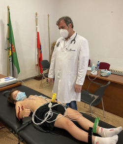 Los alumnos de la Escuela Deportiva Municipal de F&uacute;tbol de Cay&oacute;n pasan reconocimiento m&eacute;dico.