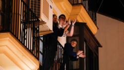 Los aplausos fortalecen, las caceroladas debilitan