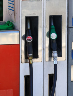 Los carburantes siguen al alza tras la ca&iacute;da de la rebaja del IVA y se encarecen hasta un 1,6% esta semana