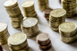 Los economistas elevan la previsi&oacute;n de crecimiento al 2,5% para este a&ntilde;o y la del IPC, hasta el 3,7%