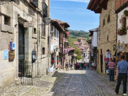 Los hosteleros afrontan el verano con optimismo y prev&eacute;n ocupaciones de hasta el 90% en Santillana y Suances