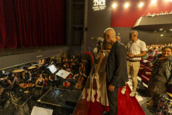 M&aacute;s de un centenar de estudiantes y una orquesta sinf&oacute;nica estrenan `Sonrisas y L&aacute;grimas` en el Teatro Concha Espina