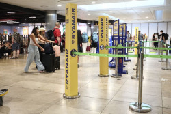 Ryanair gana un 34% menos en su primer trimestre por el alza del combustible y pese al aumento de pasajeros