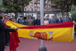 Urrutia asiste en la Comandancia Naval al acto solemne de arriado de la Bandera con motivo de la Fiesta Nacional