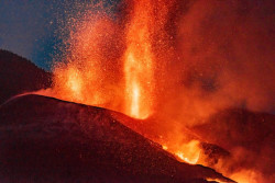 Volc&aacute;n en el coraz&oacute;n. Por Jos&eacute; Manuel Revuelta  Catedr&aacute;tico de Cirug&iacute;a. Profesor Em&eacute;rito de la Universidad de Cantabria